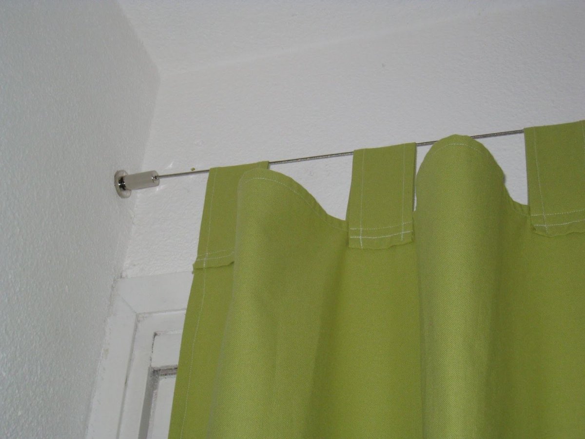 Карнизы для штор между стенами