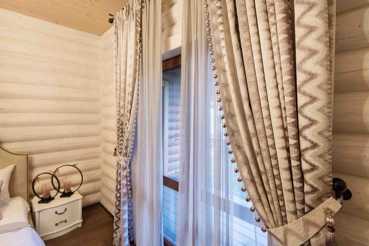 Портьеры в деревянном доме