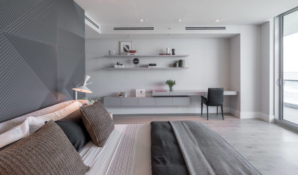 Гостиная из ламината с серыми вкраплениями