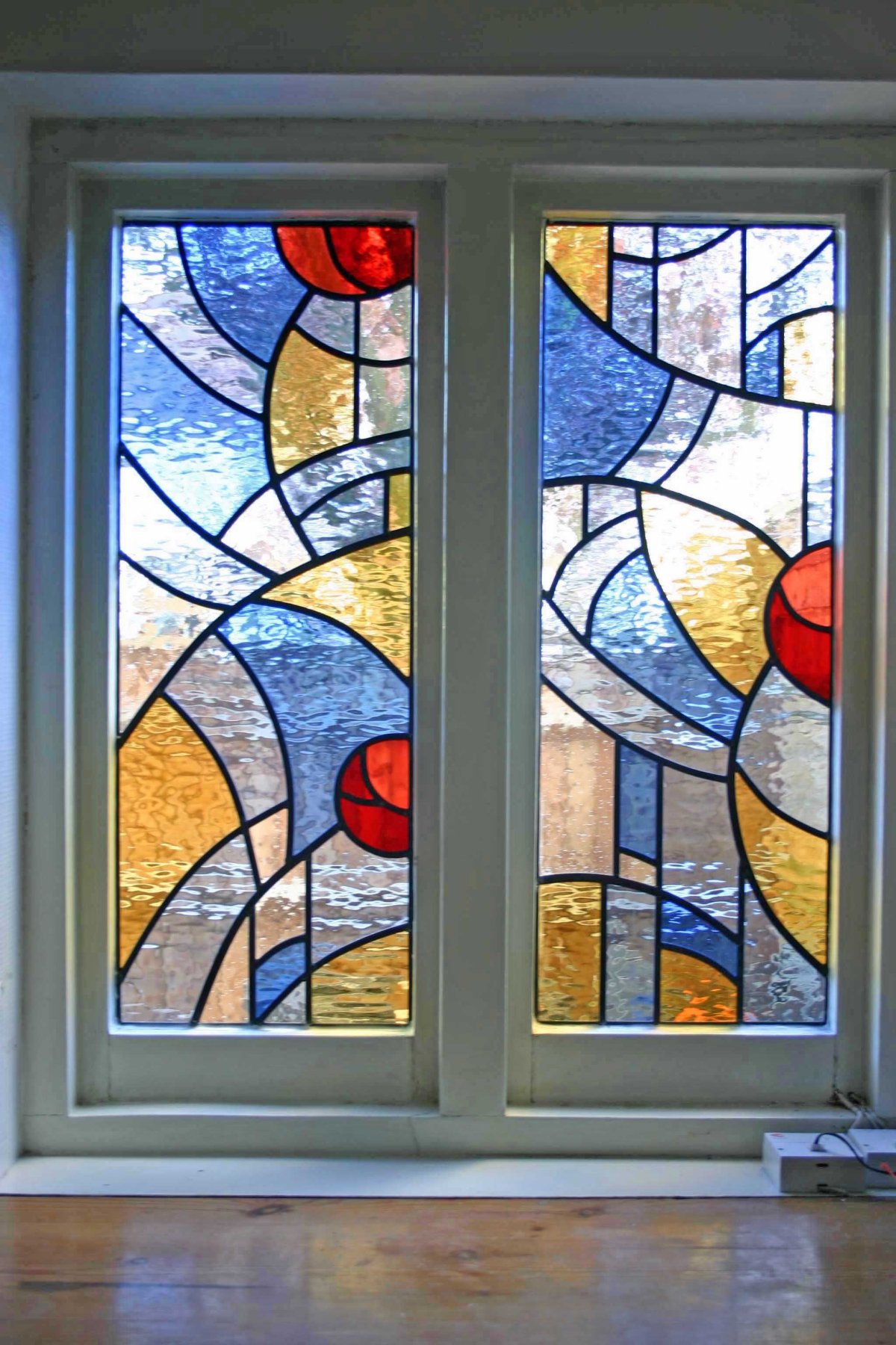 Полукруглые витражные окна