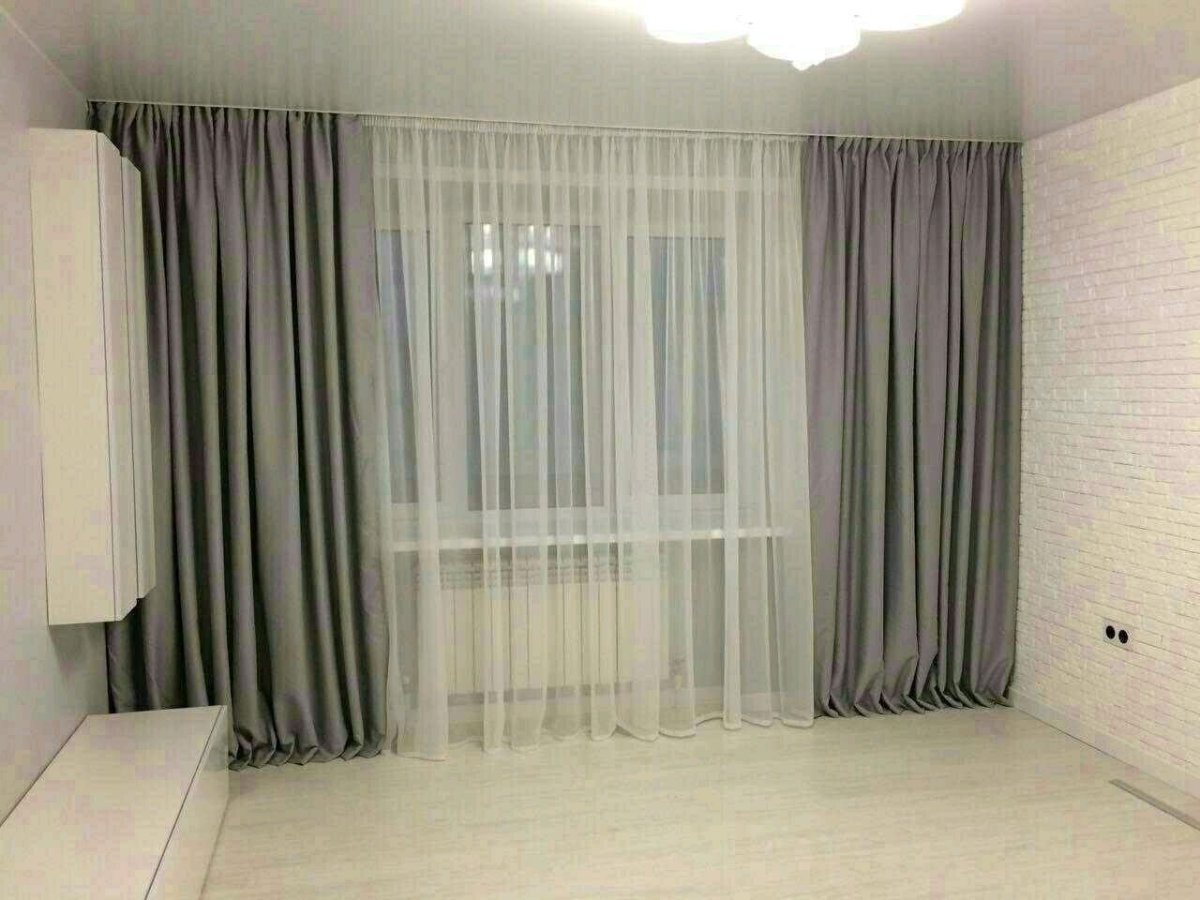 Белая тюль и серые шторы