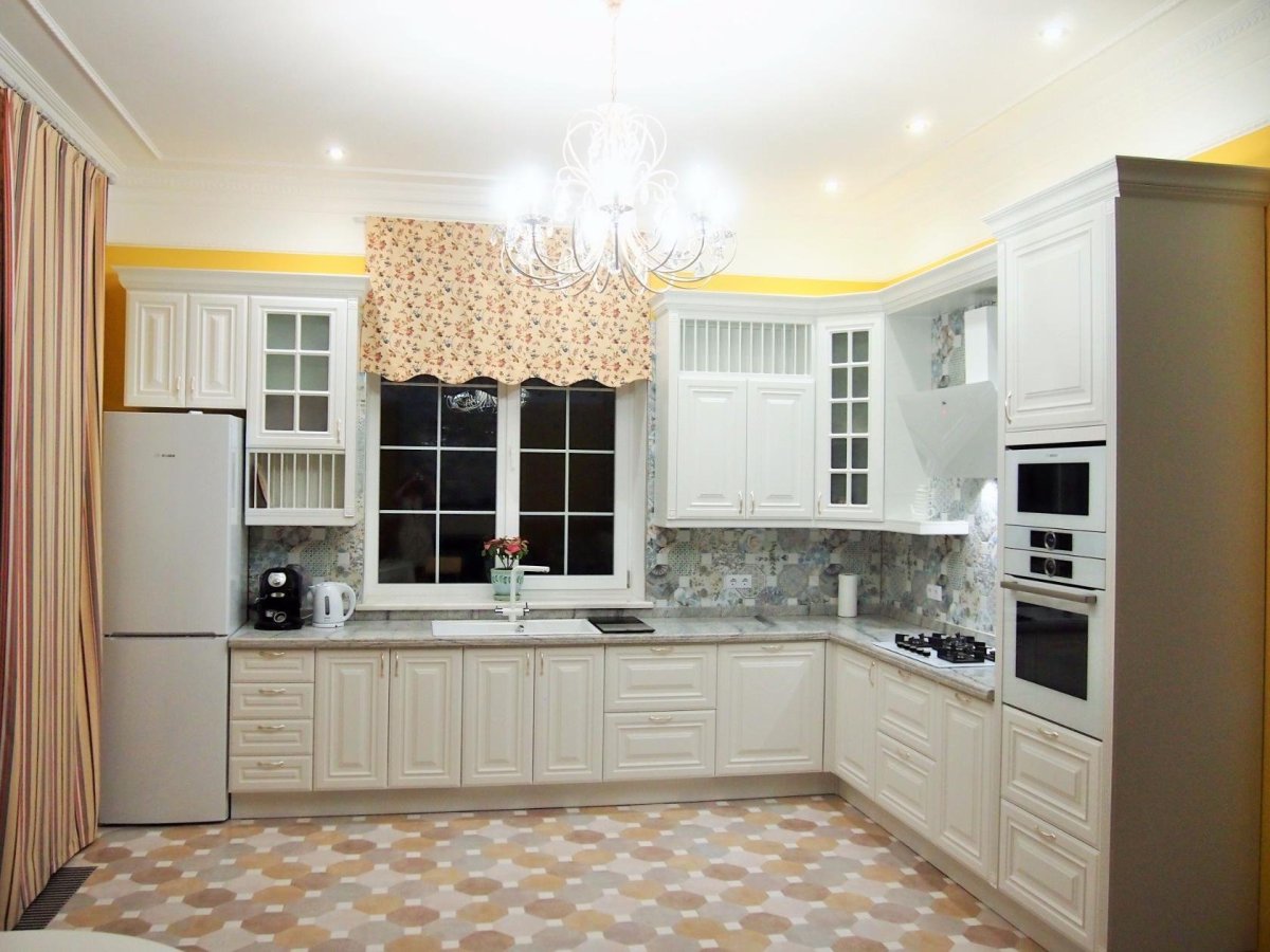 Кухонный гарнитур угловой с окном