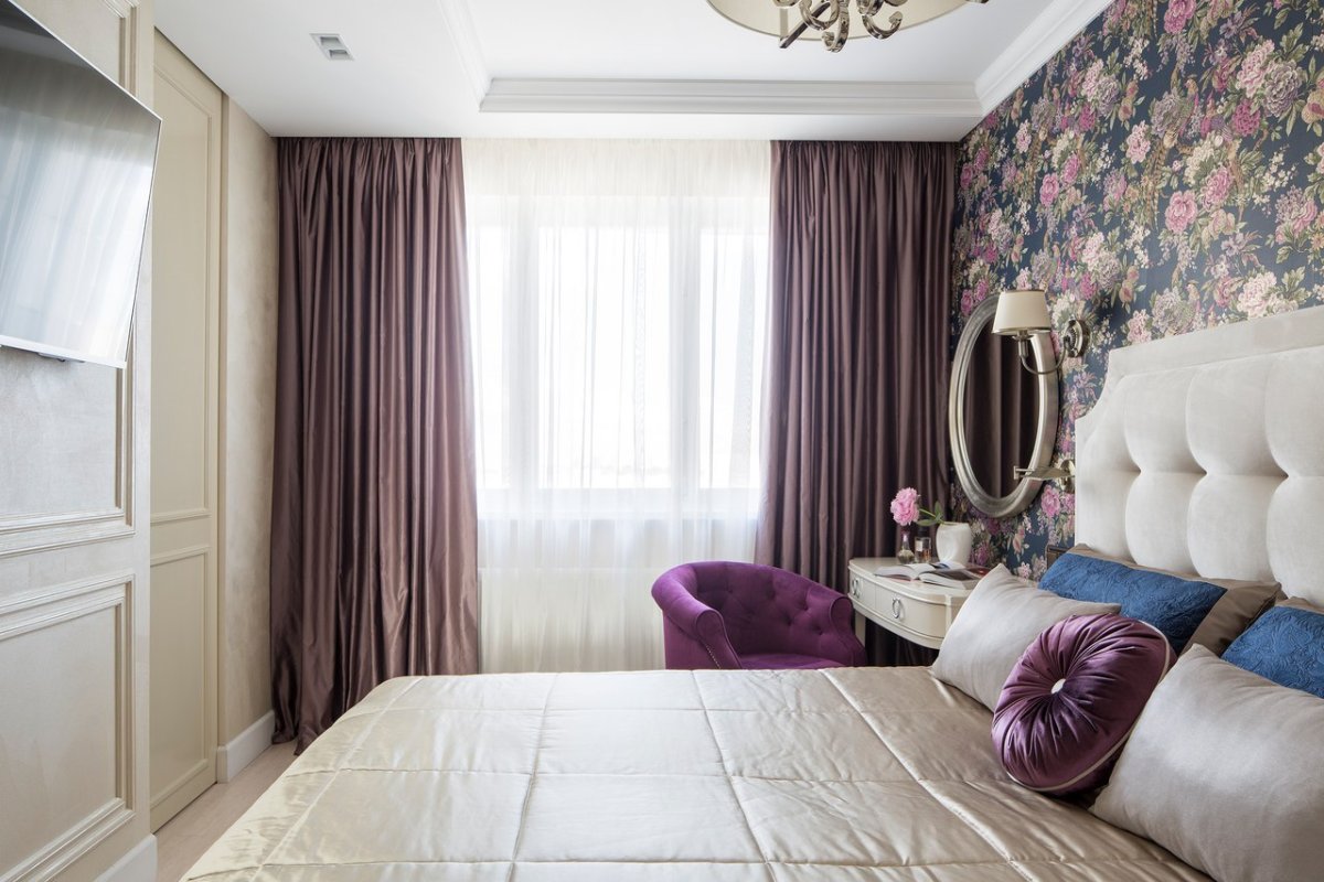 Сиреневые шторы в бежевом интерьере