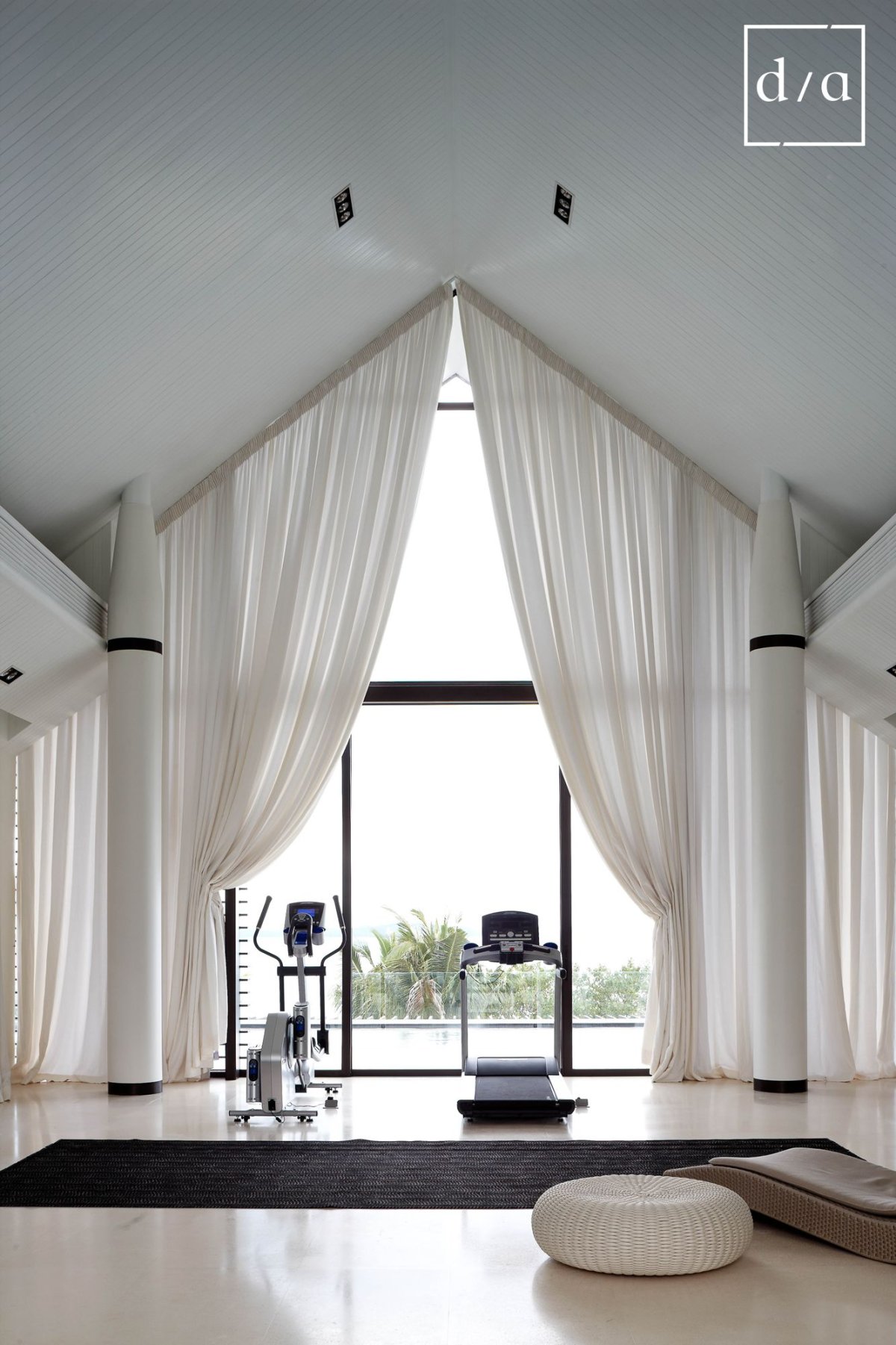 Карниз на треугольное окно