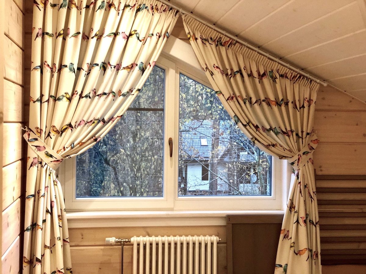 Шторы для нестандартных окон в частном доме