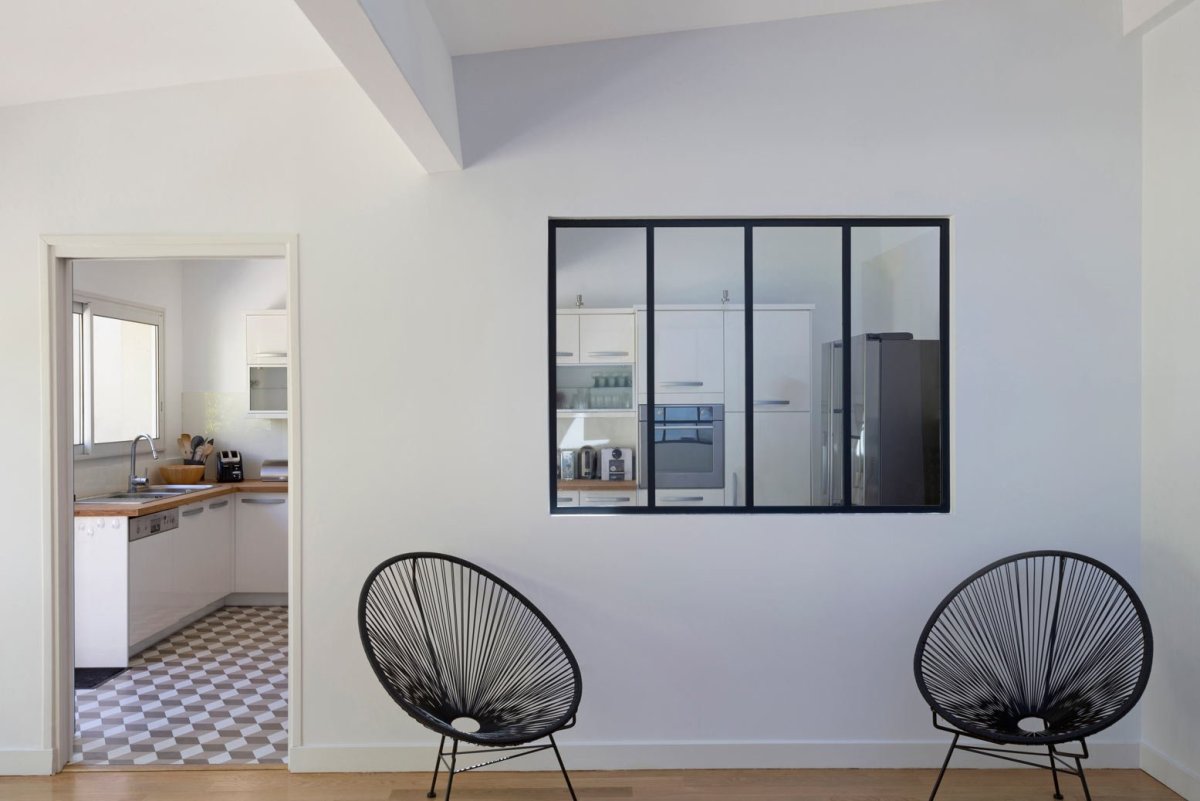 Окно в стене между комнатами