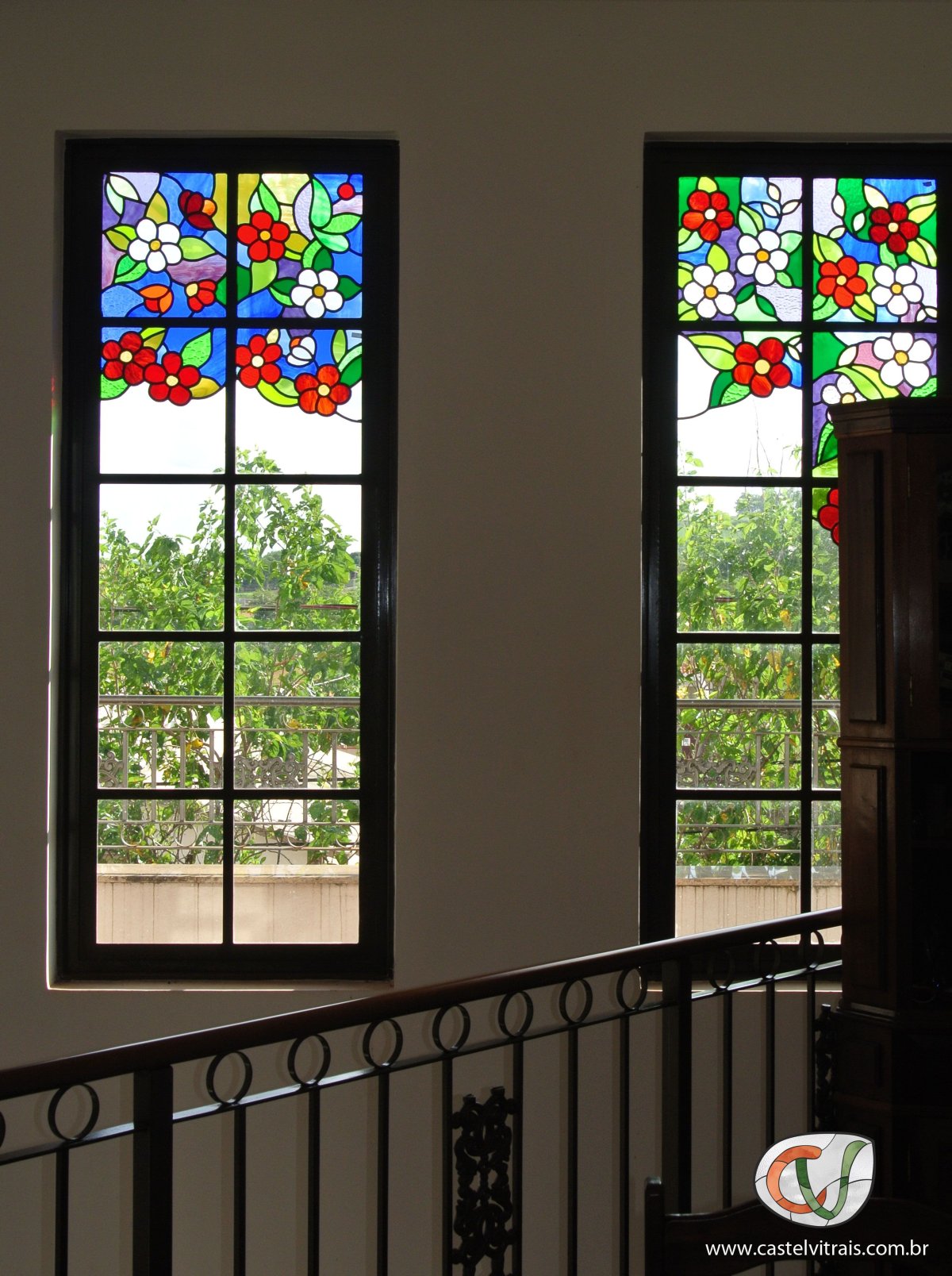 Дом с витражными окнами