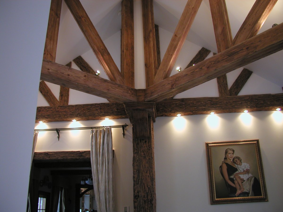 Декоративная балка перекрытия из дерева