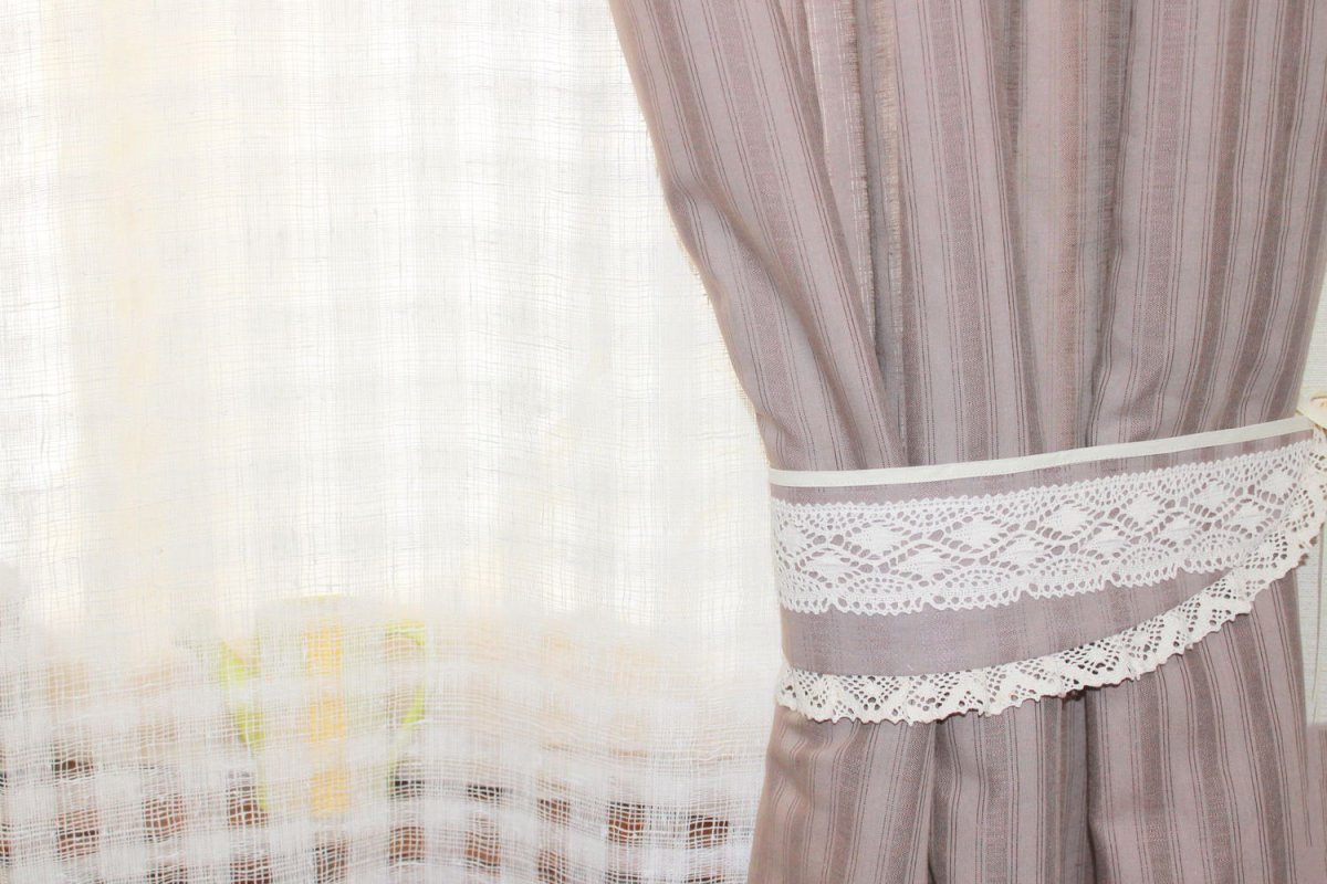 Подхват для штор с кружевом