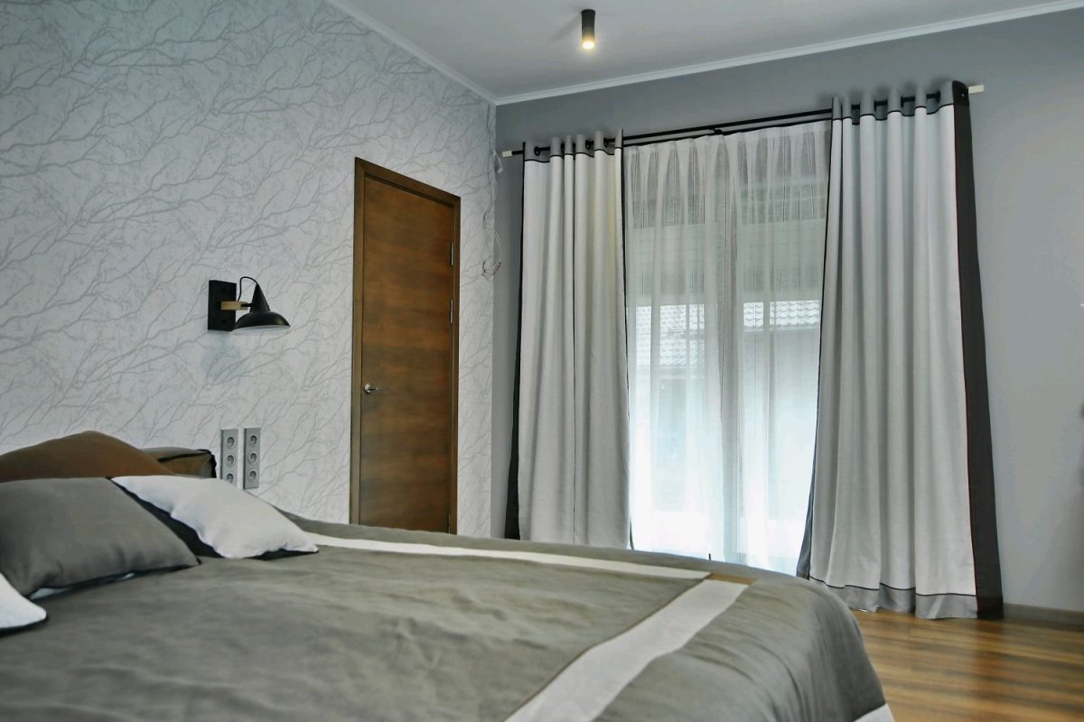 Льняные шторы в интерьере спальни