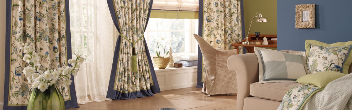Жаккардовые шторы в цветочек в интерьере