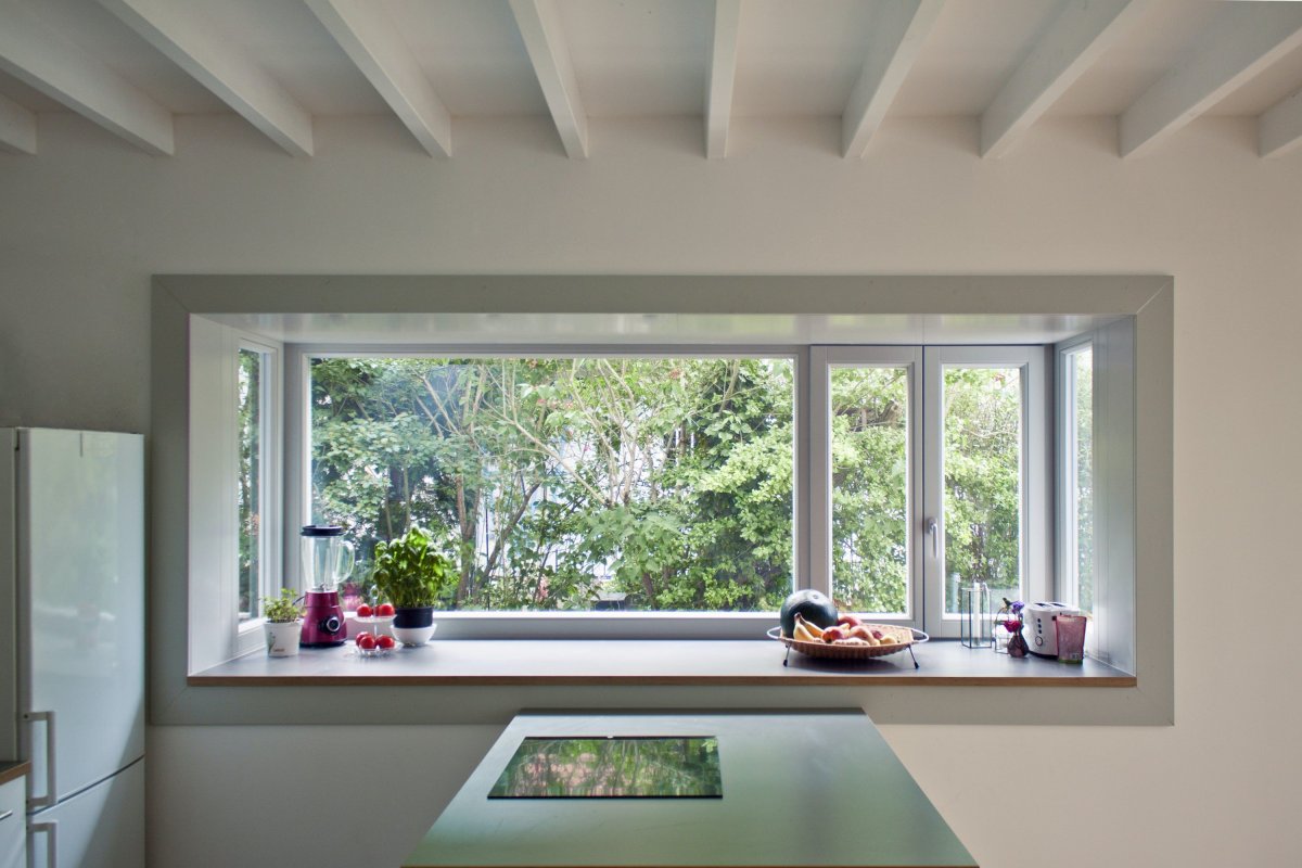 Глубокое окно на кухне рейки