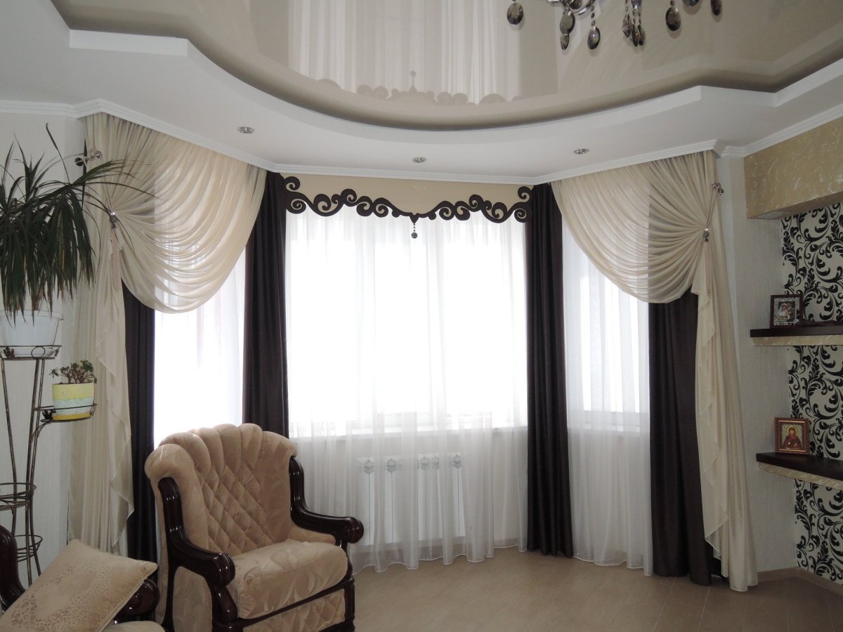 Шторы в зал с эркером