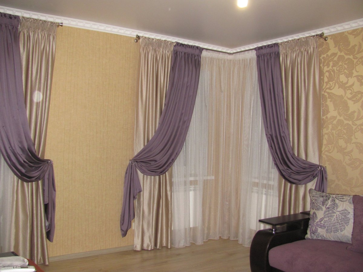 Шторы в гостиную с разными простенками