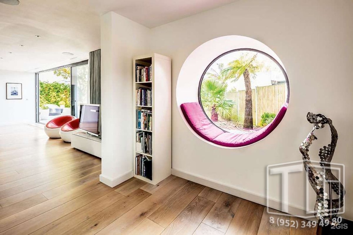 Комната с круглым окном