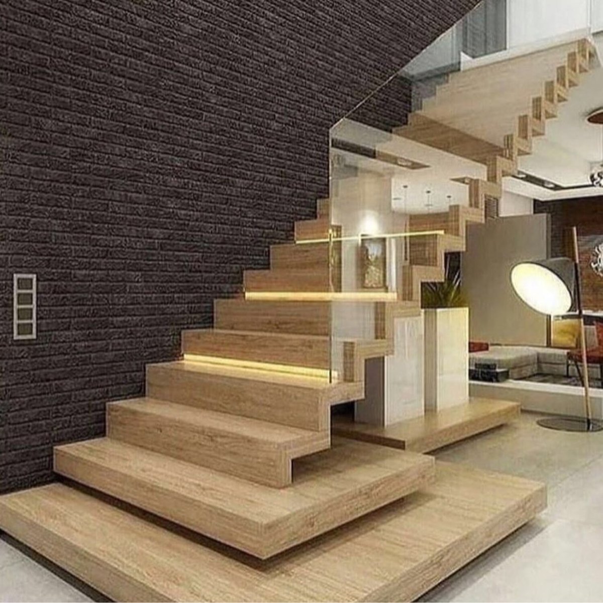 Отделка стен на лестнице