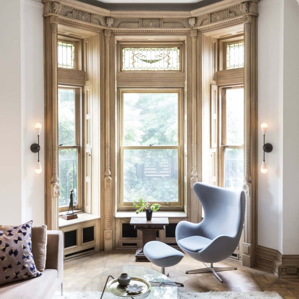 Окна с деревянными рамами в интерьере