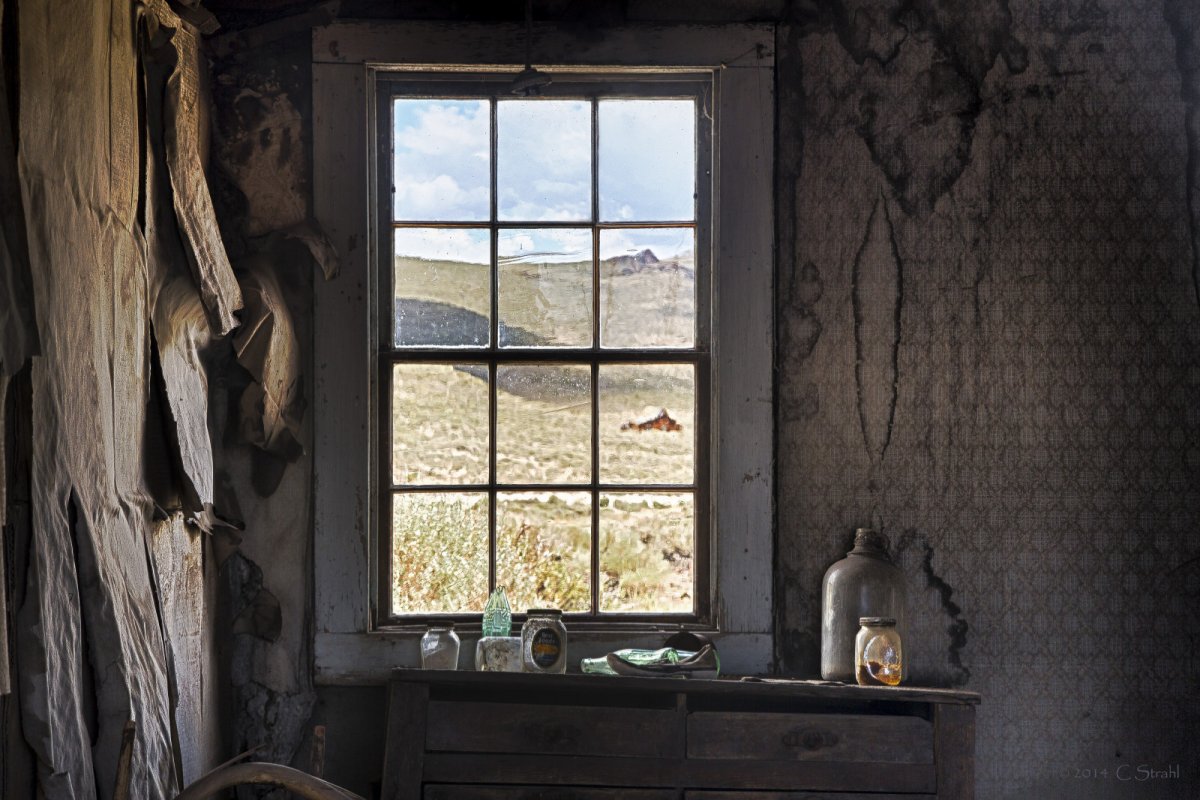 Старинная комната с окном