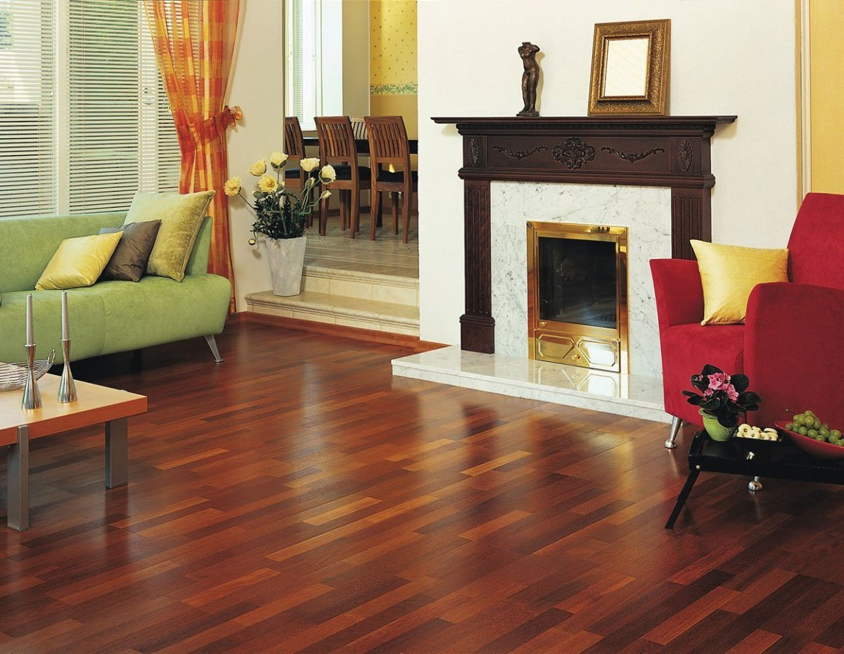 Рыжий пол в гостиной