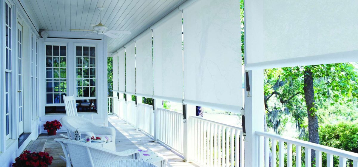 Рулонная штора на открытом балконе