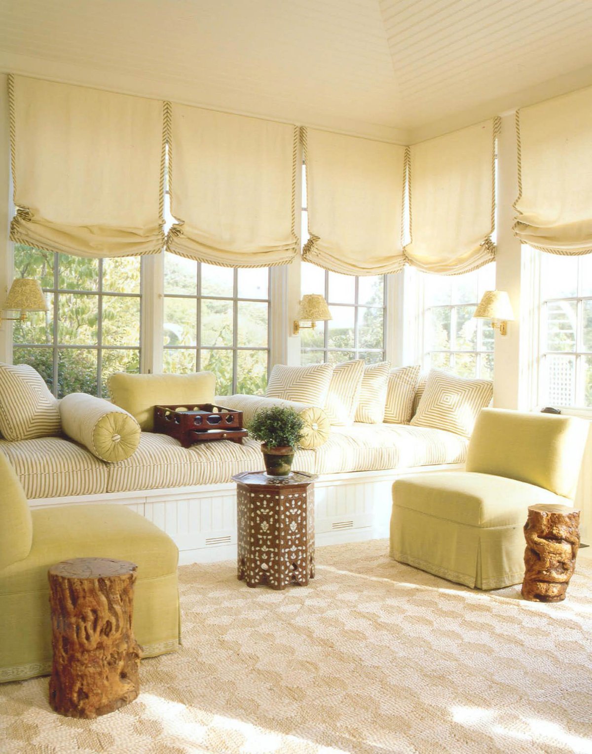 Римские шторы в эркере