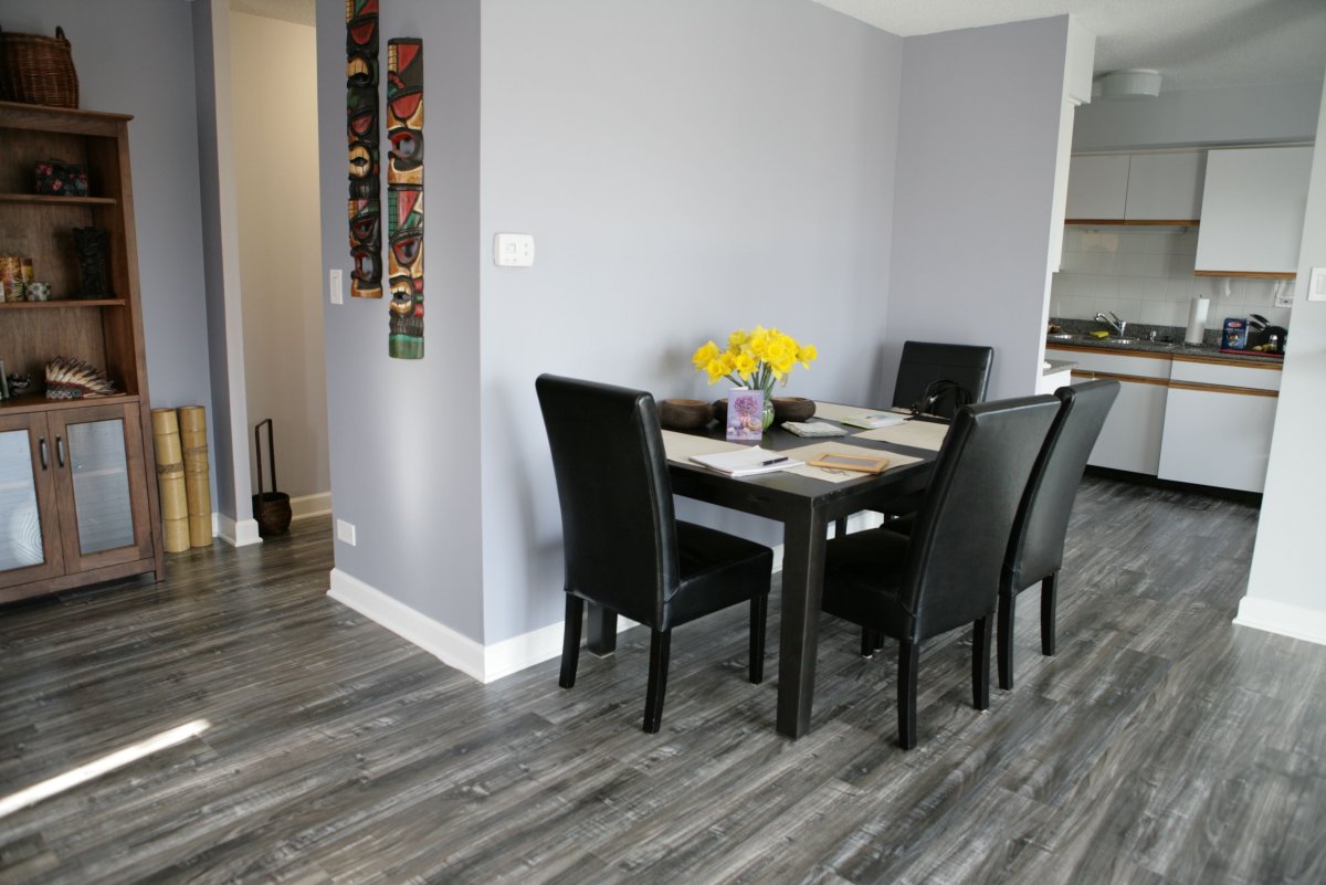 Кухня серая серый ламинат