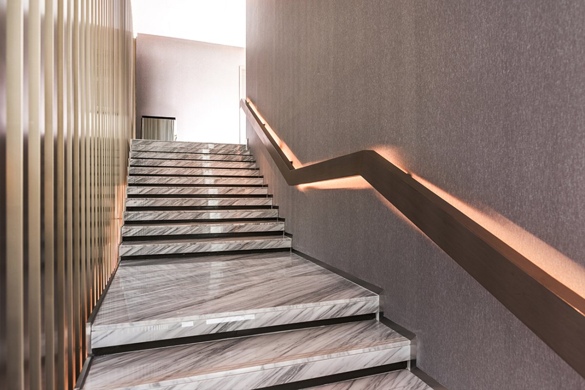 Отделка лестницы мрамором