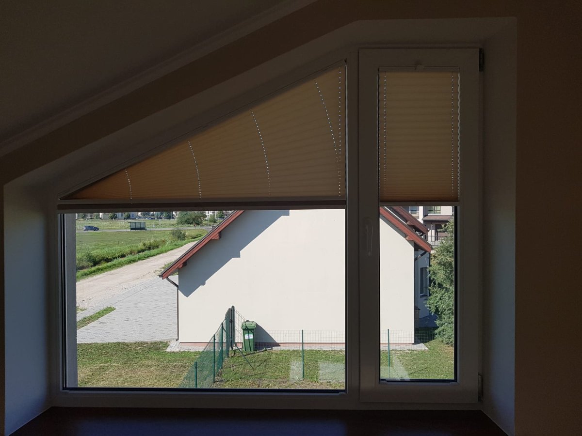 Рулонные шторы на скошенные окна