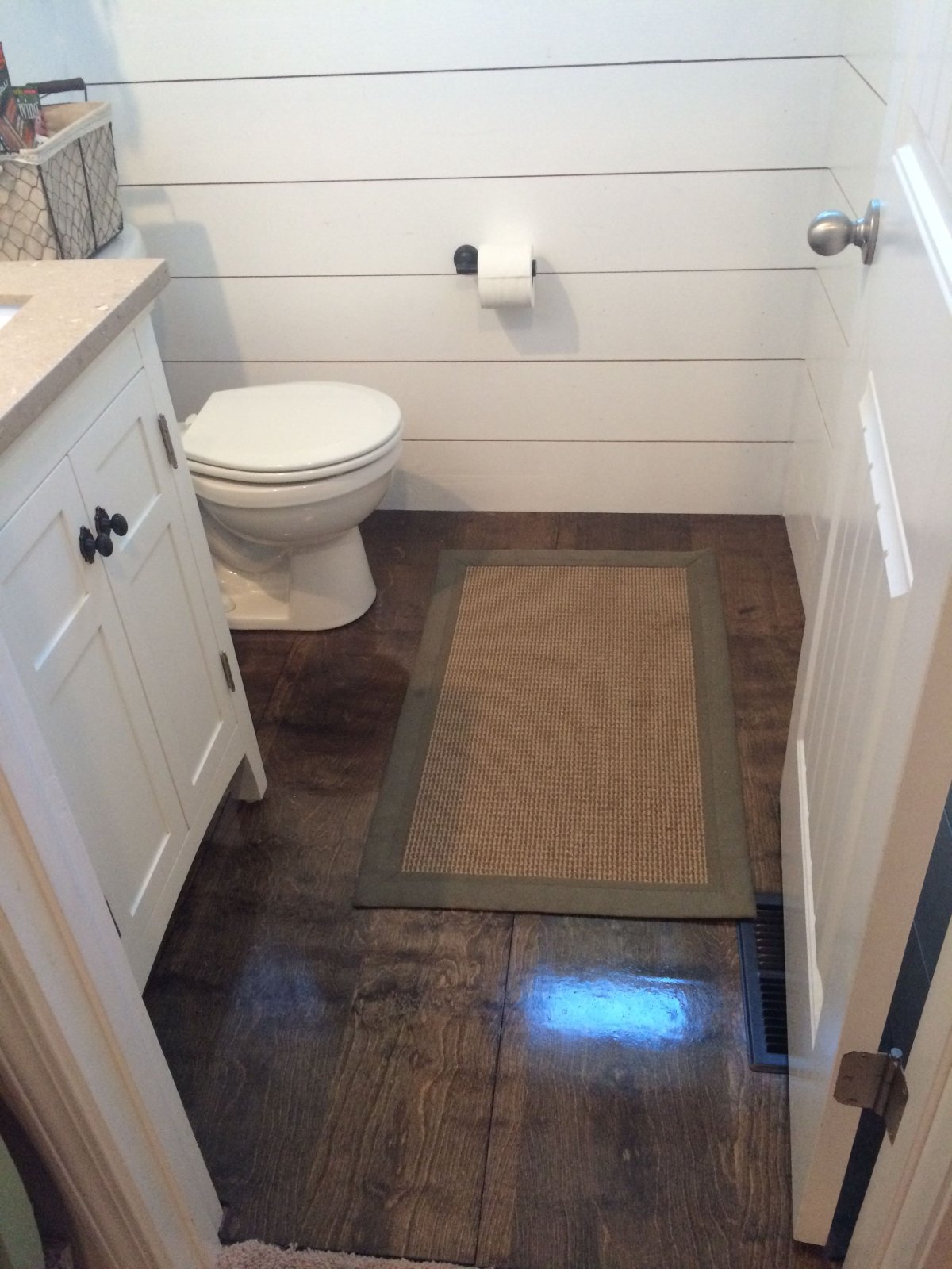 Полы из дерева в санузле