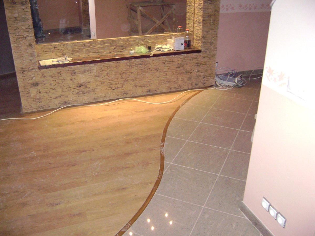 Разделение плитки и ламината