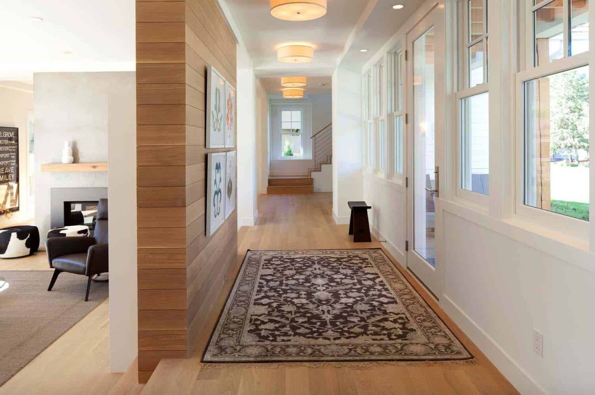 Интерьер прихожей с полом под дерево