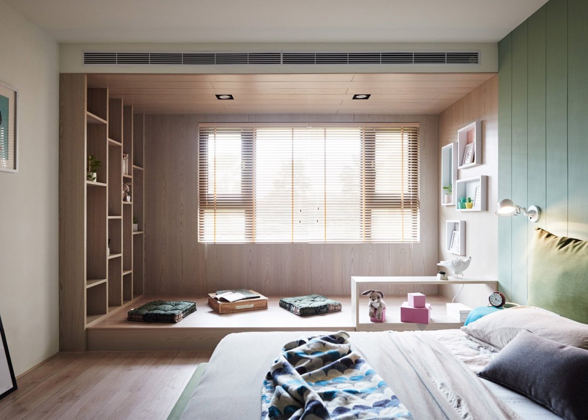 Спальня с подиумом у окна