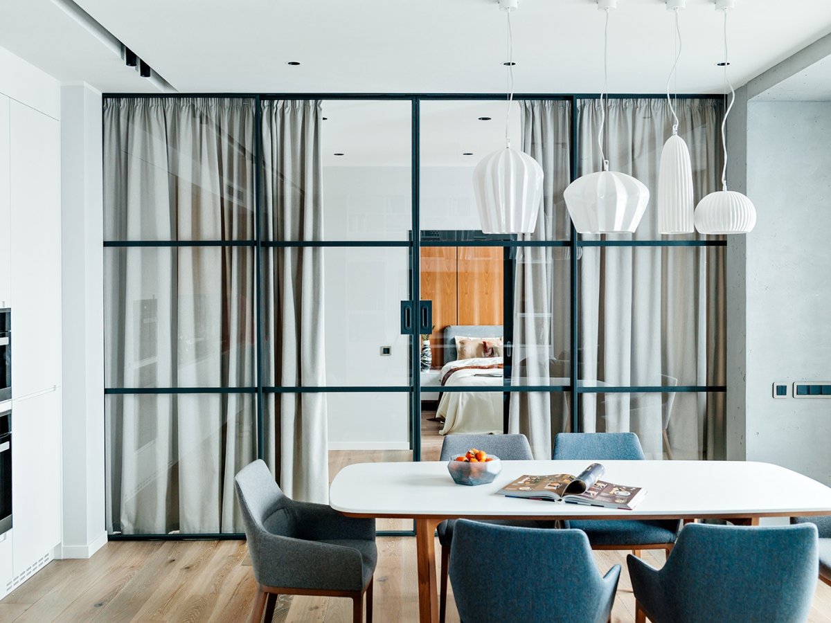 Стеклянная перегородка со шторами