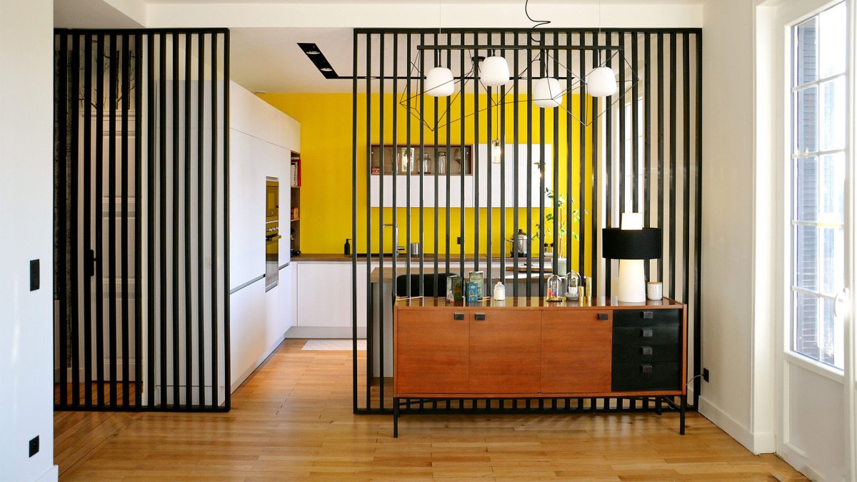 Перегородка для зонирования прихожей и кухни столовой