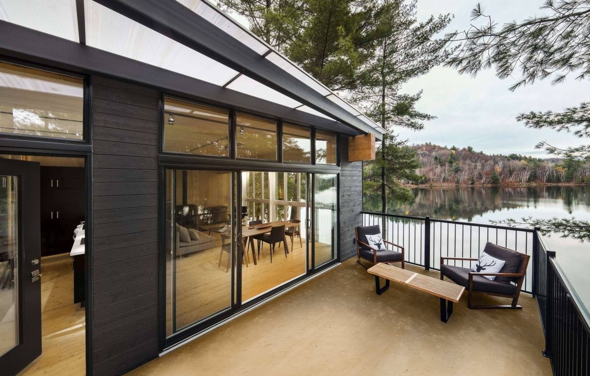 Дом с панорамными окнами и террасой