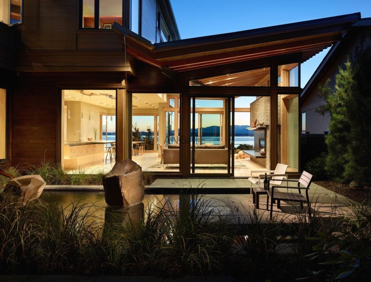 Дом с панорамными окнами и террасой