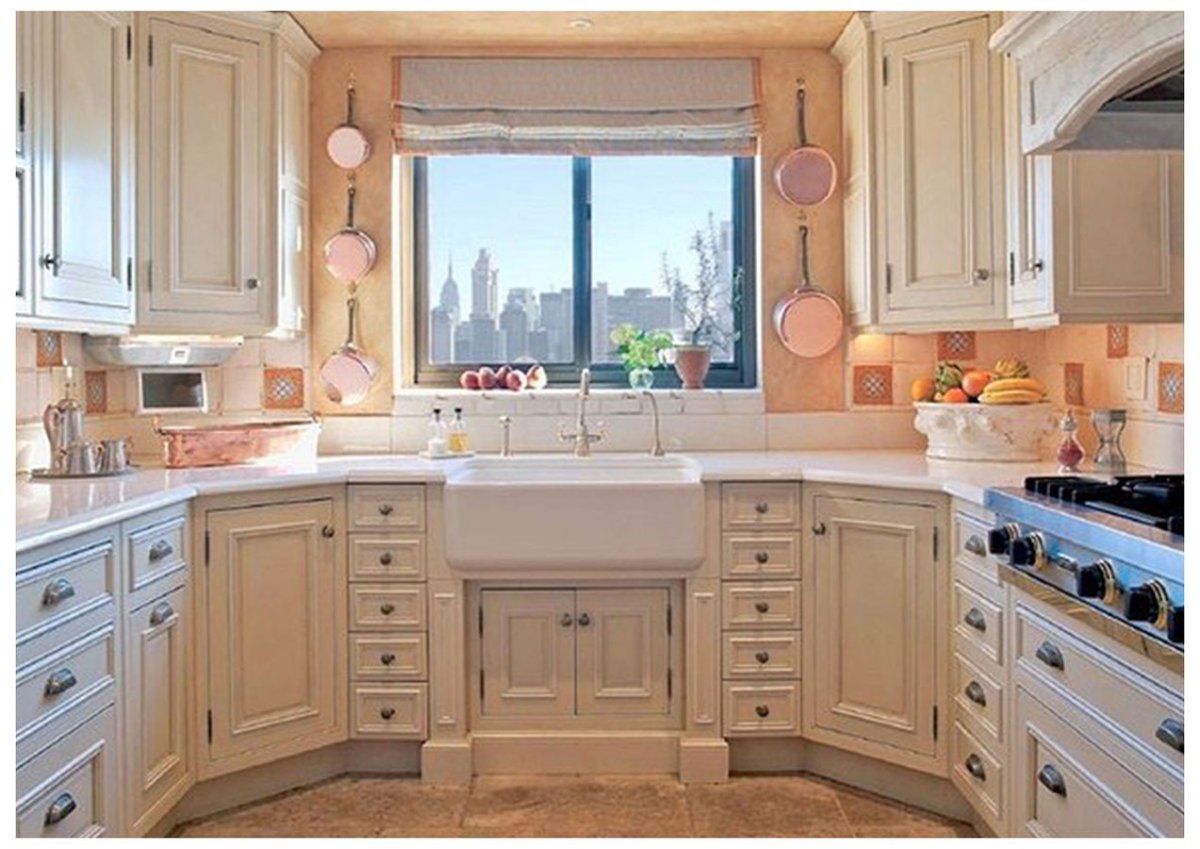 Кухня с окном посередине