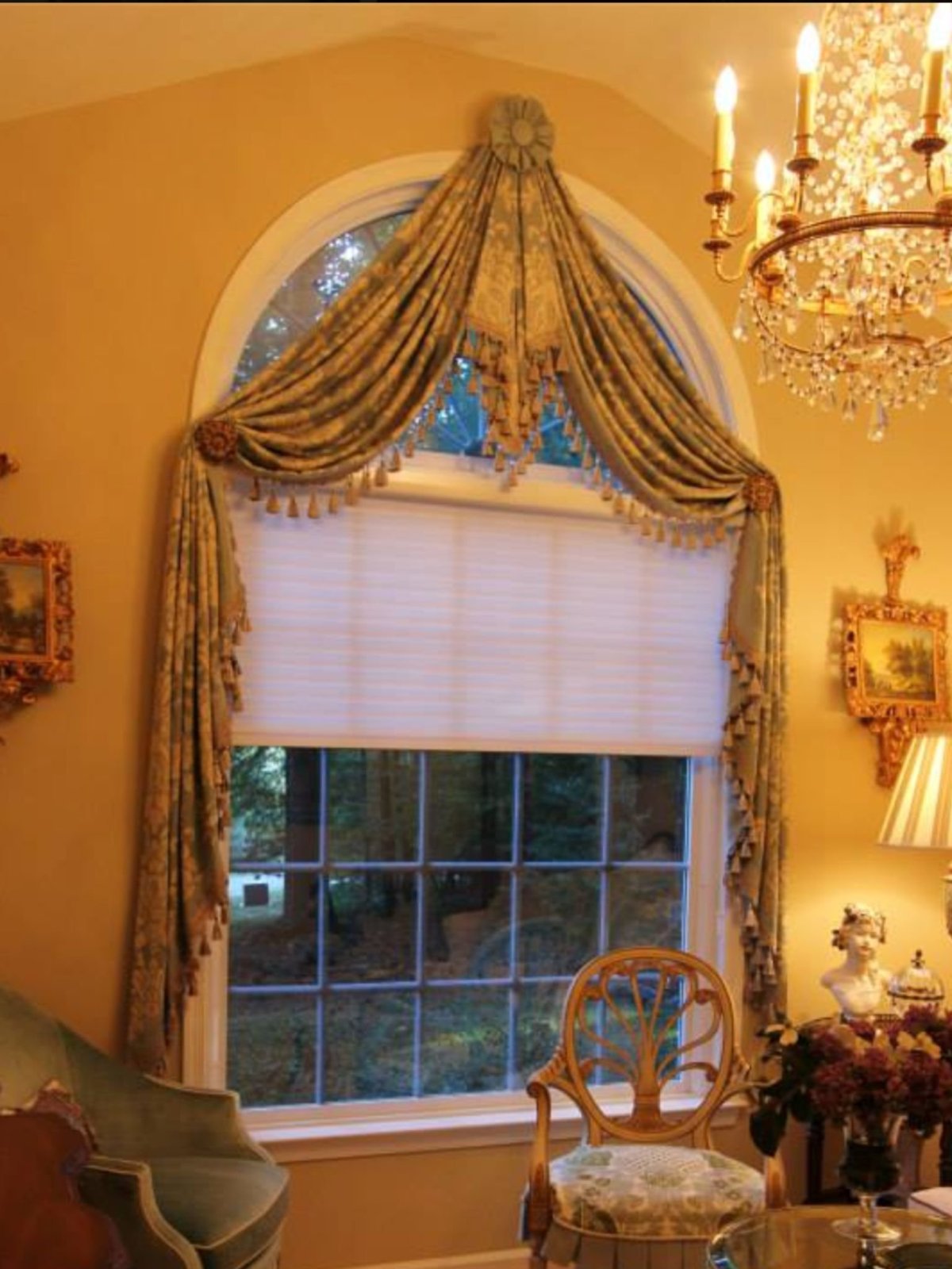 Шторы на арочные окна в классическом интерьере
