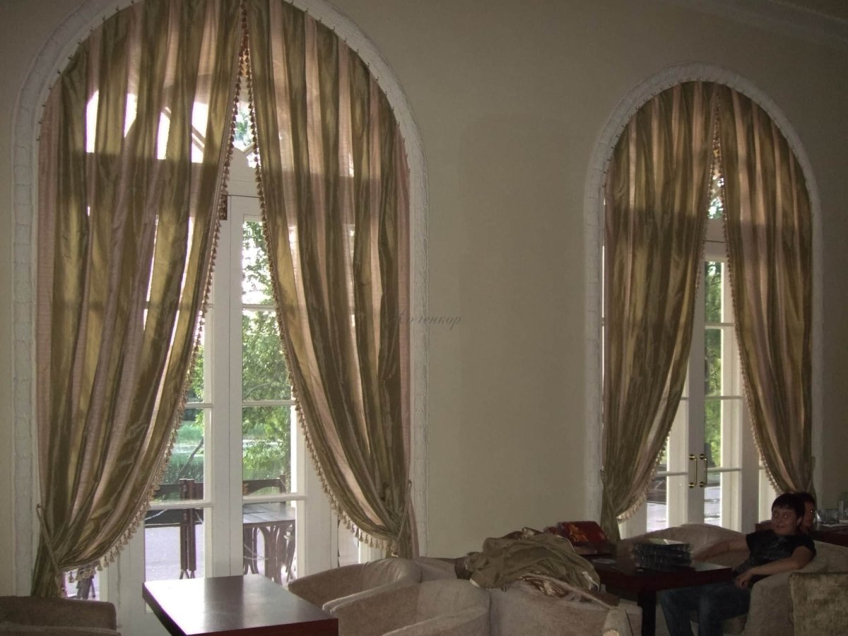 Красивые шторы для арочного окна