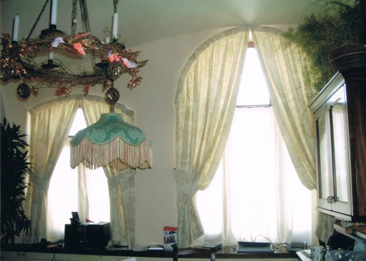 Современный ламбрекен на арочные окна