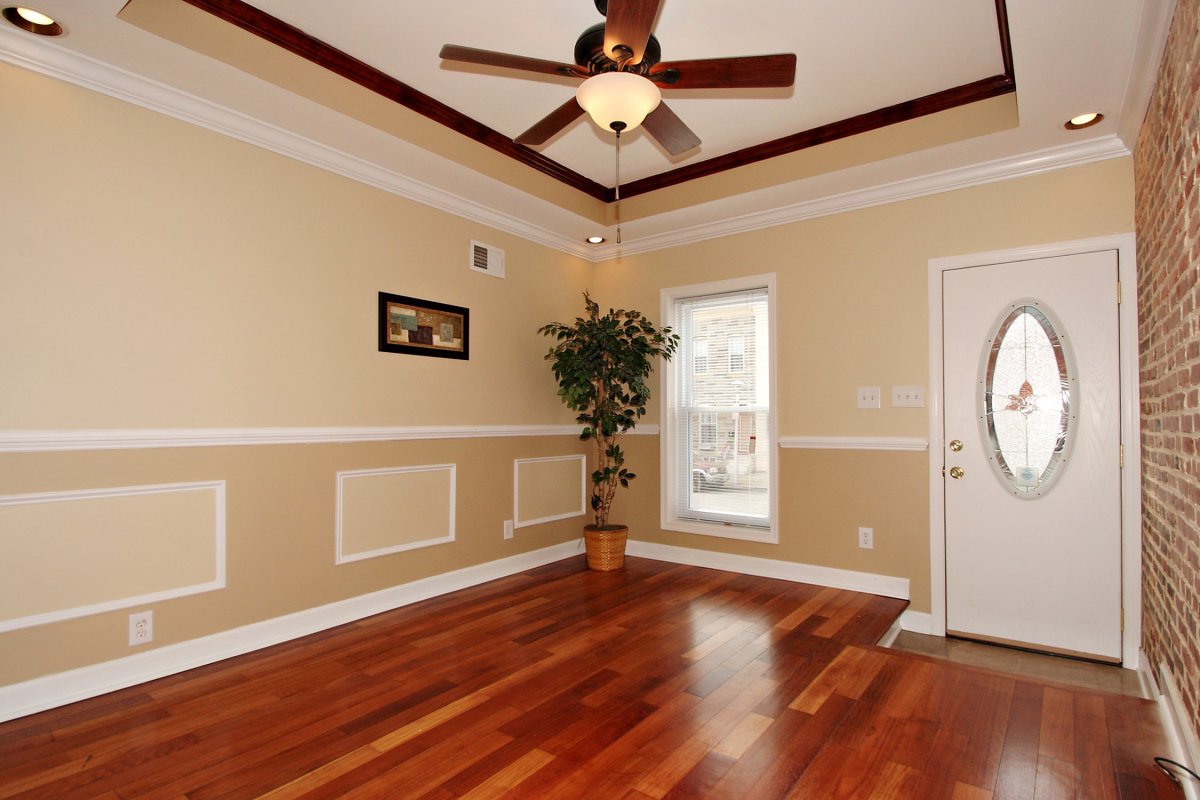 Плинтус в зале потолочный