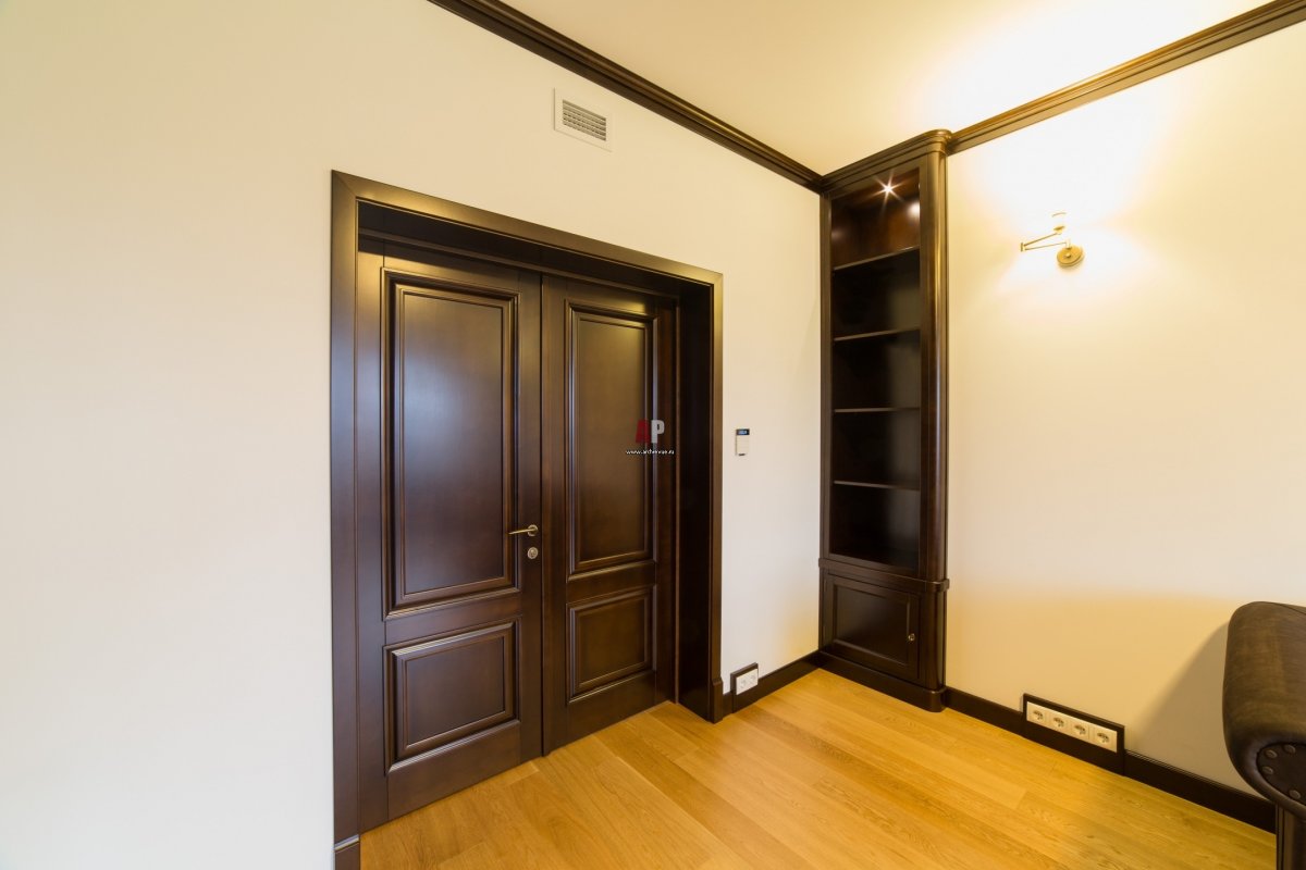 Шкаф и потолочный плинтус