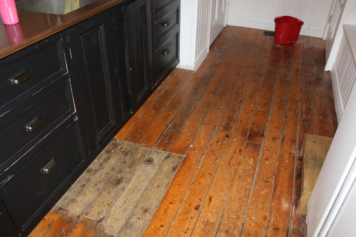 Старый деревянный пол крашеный