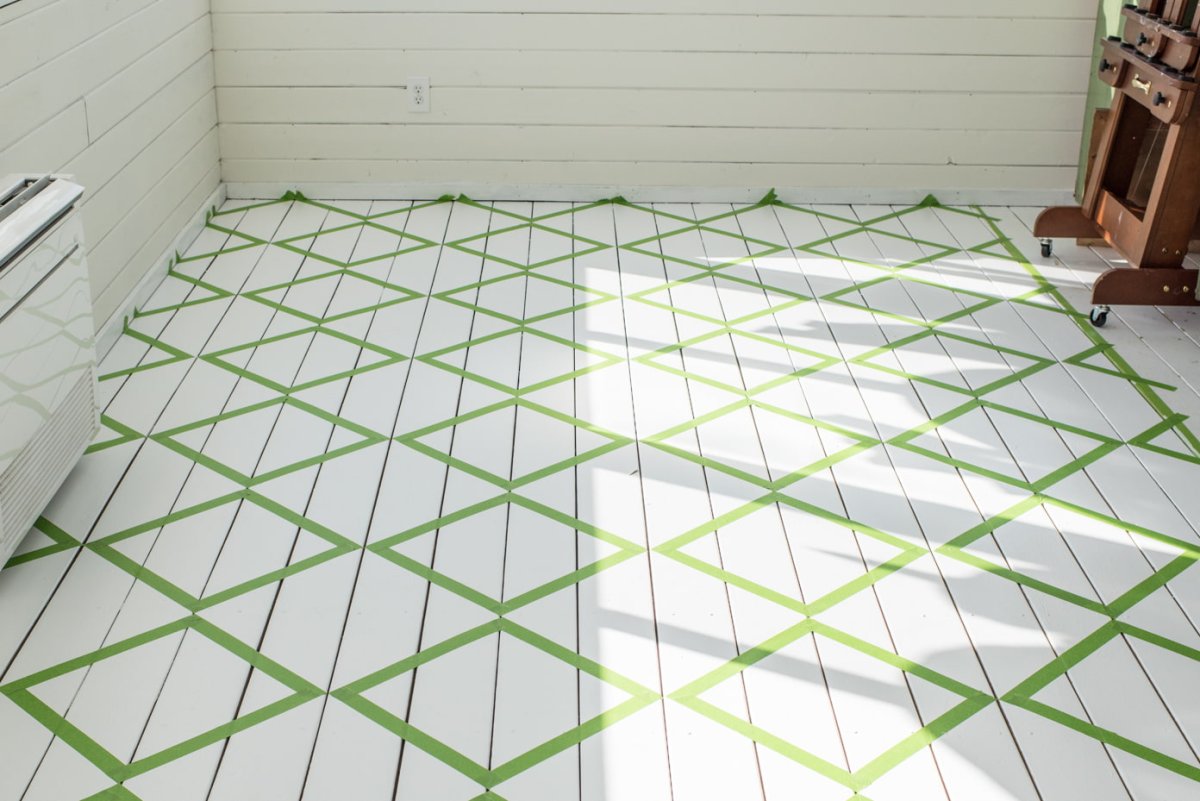 Как покрасить деревянный пол ромбом