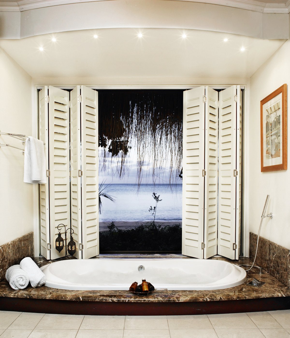 Фальшокно с подсветкой в ванной