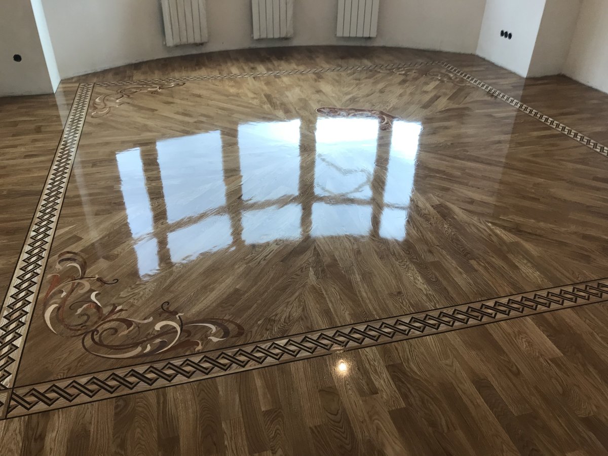 Глянцевый. Ламинат. С. узором