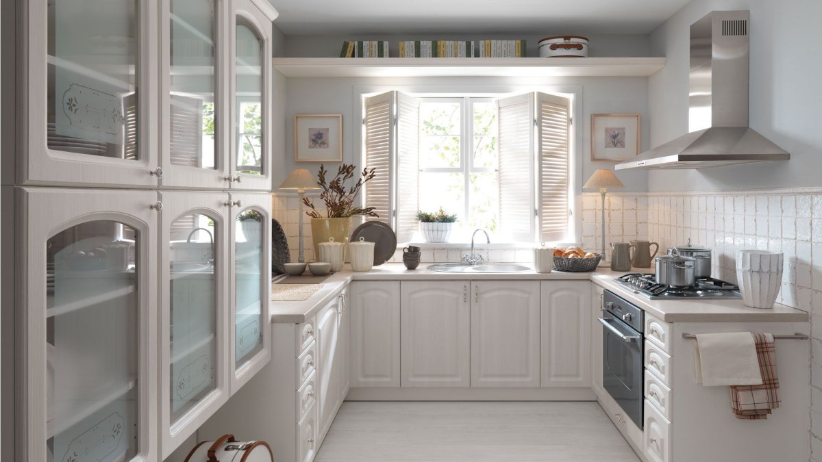 Кухни п-образные с окном