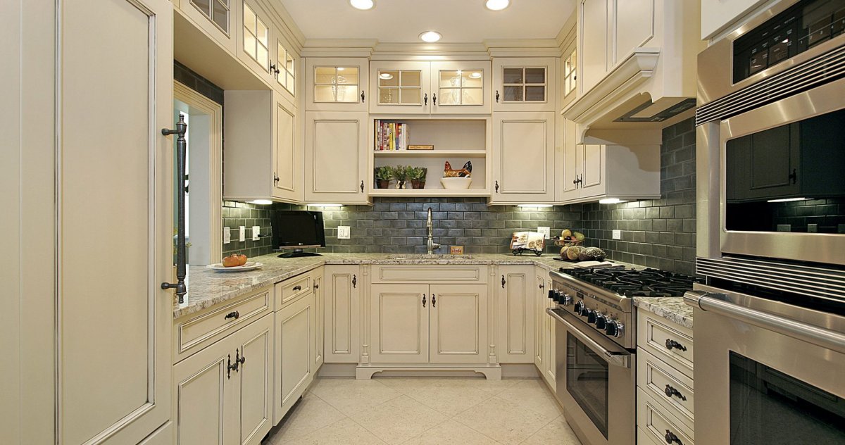 П-образная кухня с окном