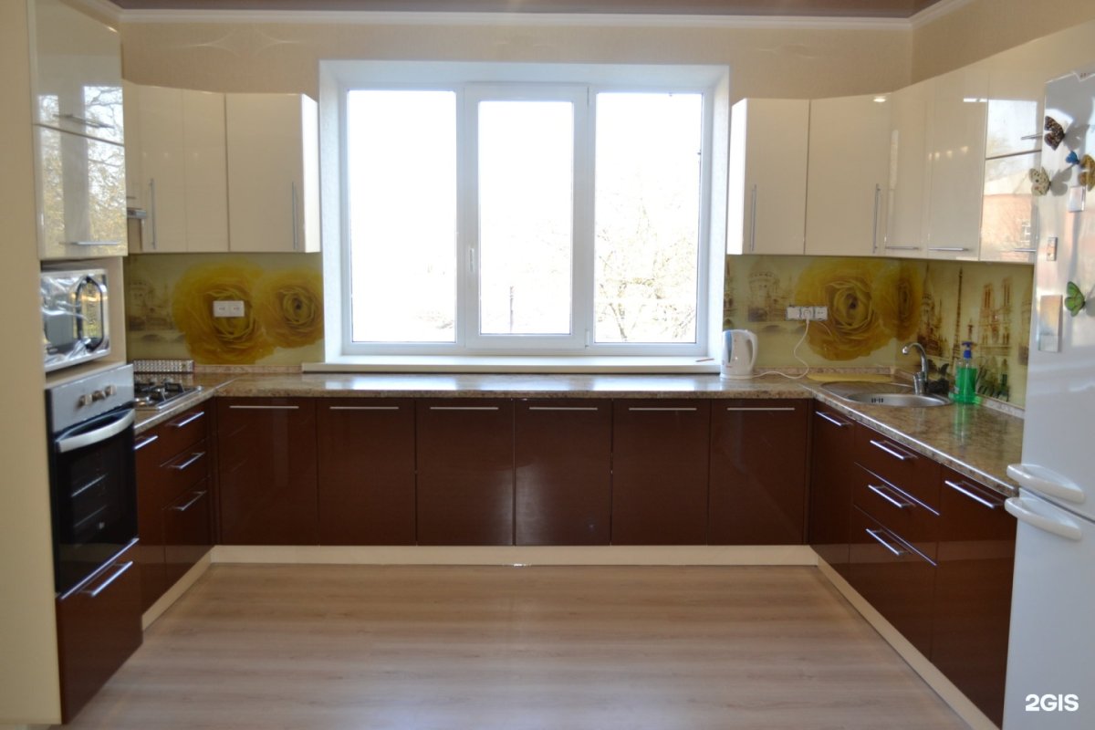 П-образная кухня с окном