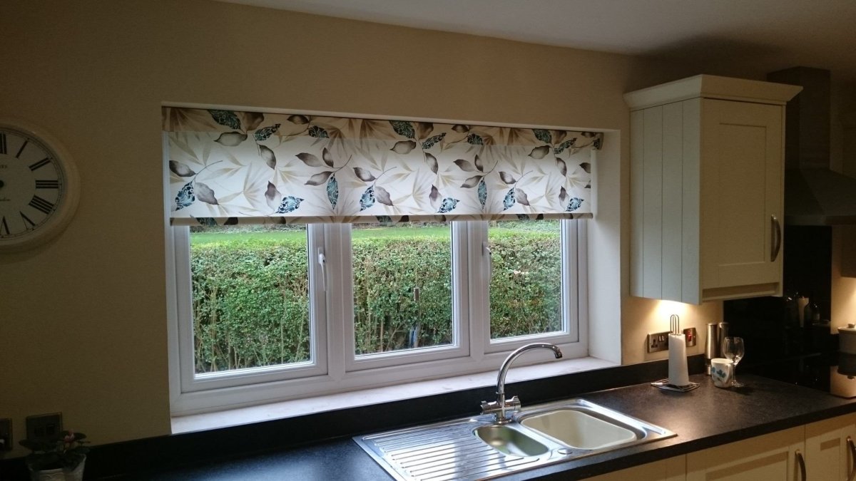 Шторы на кухню на трехстворчатое окно